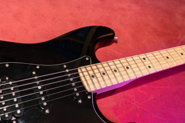 Vaduz, Lihtenştayn, 23 Aralık 2022 Fender Stratocaster elektro gitarı siyah renkli.
