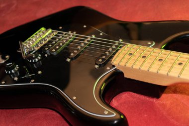 Vaduz, Lihtenştayn, 23 Aralık 2022 Fender Stratocaster elektro gitarı siyah renkli.