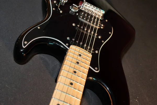 Vaduz, Lihtenştayn, 23 Aralık 2022 Fender Stratocaster elektro gitarı siyah renkli.