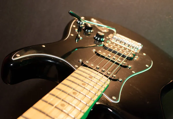 Vaduz, Lihtenştayn, 23 Aralık 2022 Fender Stratocaster elektro gitarı siyah renkli.