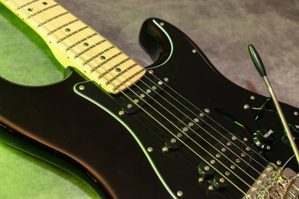 Vaduz, Lihtenştayn, 23 Aralık 2022 Fender Stratocaster elektro gitarı siyah renkli.