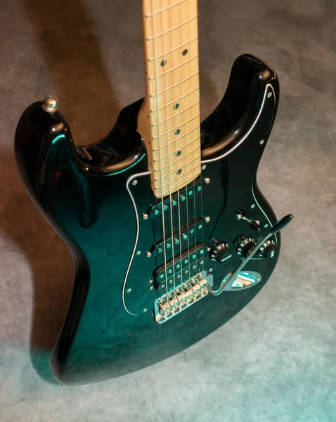 Vaduz, Lihtenştayn, 23 Aralık 2022 Fender Stratocaster elektro gitarı siyah renkli.