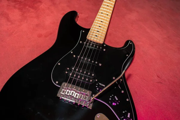 Vaduz, Lihtenştayn, 23 Aralık 2022 Fender Stratocaster elektro gitarı siyah renkli.