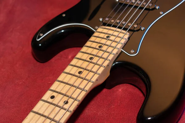 Vaduz, Lihtenştayn, 23 Aralık 2022 Fender Stratocaster elektro gitarı siyah renkli.