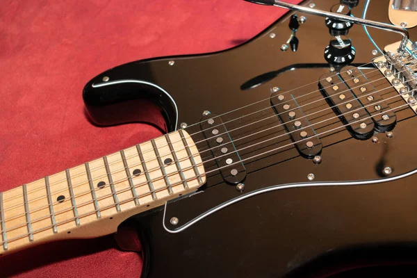 Vaduz, Lihtenştayn, 23 Aralık 2022 Fender Stratocaster elektro gitarı siyah renkli.