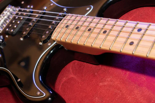 Vaduz, Lihtenştayn, 23 Aralık 2022 Fender Stratocaster elektro gitarı siyah renkli.