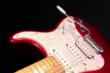 Vaduz, Lihtenştayn, 23 Aralık 2022 Fender Stratocaster ABD elektro gitarının kırmızı renkli çekimi.