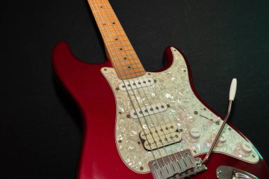 Vaduz, Lihtenştayn, 23 Aralık 2022 Fender Stratocaster ABD elektro gitarının kırmızı renkli çekimi.