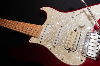Vaduz, Lihtenştayn, 23 Aralık 2022 Fender Stratocaster ABD elektro gitarının kırmızı renkli çekimi.