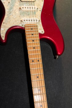 Vaduz, Lihtenştayn, 23 Aralık 2022 Fender Stratocaster ABD elektro gitarının kırmızı renkli çekimi.