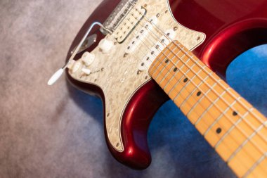 Vaduz, Lihtenştayn, 23 Aralık 2022 Fender Stratocaster ABD elektro gitarının kırmızı renkli çekimi.