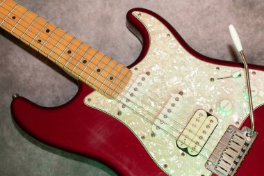 Vaduz, Lihtenştayn, 23 Aralık 2022 Fender Stratocaster ABD elektro gitarının kırmızı renkli çekimi.