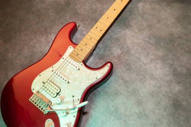 Vaduz, Lihtenştayn, 23 Aralık 2022 Fender Stratocaster ABD elektro gitarının kırmızı renkli çekimi.