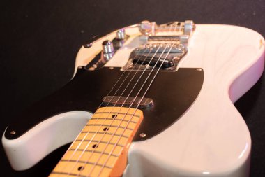 Vaduz, Lihtenştayn, 23 Aralık 2022 Japonya 'da üretilen büyük bir tremolo sistemiyle beyaz Fender Telecaster elektro gitar çekimi.