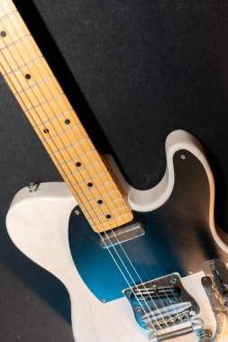 Vaduz, Lihtenştayn, 23 Aralık 2022 Japonya 'da üretilen büyük bir tremolo sistemiyle beyaz Fender Telecaster elektro gitar çekimi.