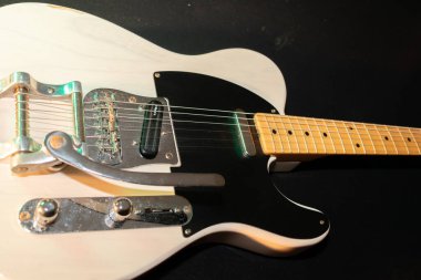 Vaduz, Lihtenştayn, 23 Aralık 2022 Japonya 'da üretilen büyük bir tremolo sistemiyle beyaz Fender Telecaster elektro gitar çekimi.