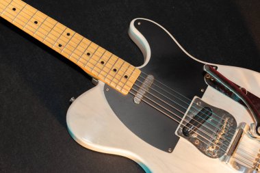 Vaduz, Lihtenştayn, 23 Aralık 2022 Japonya 'da üretilen büyük bir tremolo sistemiyle beyaz Fender Telecaster elektro gitar çekimi.