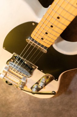 Vaduz, Lihtenştayn, 23 Aralık 2022 Japonya 'da üretilen büyük bir tremolo sistemiyle beyaz Fender Telecaster elektro gitar çekimi.