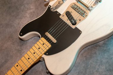 Vaduz, Lihtenştayn, 23 Aralık 2022 Japonya 'da üretilen büyük bir tremolo sistemiyle beyaz Fender Telecaster elektro gitar çekimi.