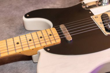 Vaduz, Lihtenştayn, 23 Aralık 2022 Japonya 'da üretilen büyük bir tremolo sistemiyle beyaz Fender Telecaster elektro gitar çekimi.