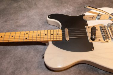 Vaduz, Lihtenştayn, 23 Aralık 2022 Japonya 'da üretilen büyük bir tremolo sistemiyle beyaz Fender Telecaster elektro gitar çekimi.
