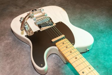 Vaduz, Lihtenştayn, 23 Aralık 2022 Japonya 'da üretilen büyük bir tremolo sistemiyle beyaz Fender Telecaster elektro gitar çekimi.