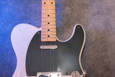 Vaduz, Lihtenştayn, 23 Aralık 2022 Japonya 'da üretilen büyük bir tremolo sistemiyle beyaz Fender Telecaster elektro gitar çekimi.