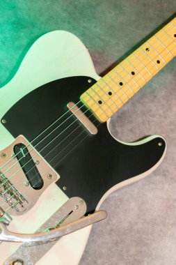 Vaduz, Lihtenştayn, 23 Aralık 2022 Japonya 'da üretilen büyük bir tremolo sistemiyle beyaz Fender Telecaster elektro gitar çekimi.
