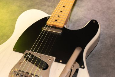 Vaduz, Lihtenştayn, 23 Aralık 2022 Japonya 'da üretilen büyük bir tremolo sistemiyle beyaz Fender Telecaster elektro gitar çekimi.