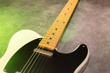 Vaduz, Lihtenştayn, 23 Aralık 2022 Japonya 'da üretilen büyük bir tremolo sistemiyle beyaz Fender Telecaster elektro gitar çekimi.