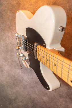 Vaduz, Lihtenştayn, 23 Aralık 2022 Japonya 'da üretilen büyük bir tremolo sistemiyle beyaz Fender Telecaster elektro gitar çekimi.