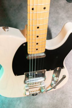 Vaduz, Lihtenştayn, 23 Aralık 2022 Japonya 'da üretilen büyük bir tremolo sistemiyle beyaz Fender Telecaster elektro gitar çekimi.