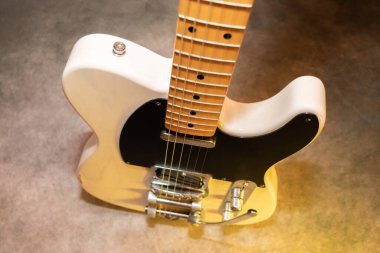 Vaduz, Lihtenştayn, 23 Aralık 2022 Japonya 'da üretilen büyük bir tremolo sistemiyle beyaz Fender Telecaster elektro gitar çekimi.