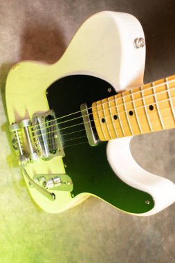 Vaduz, Lihtenştayn, 23 Aralık 2022 Japonya 'da üretilen büyük bir tremolo sistemiyle beyaz Fender Telecaster elektro gitar çekimi.
