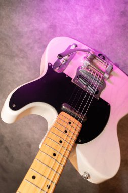 Vaduz, Lihtenştayn, 23 Aralık 2022 Japonya 'da üretilen büyük bir tremolo sistemiyle beyaz Fender Telecaster elektro gitar çekimi.