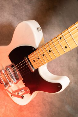 Vaduz, Lihtenştayn, 23 Aralık 2022 Japonya 'da üretilen büyük bir tremolo sistemiyle beyaz Fender Telecaster elektro gitar çekimi.