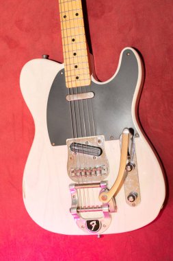 Vaduz, Lihtenştayn, 23 Aralık 2022 Japonya 'da üretilen büyük bir tremolo sistemiyle beyaz Fender Telecaster elektro gitar çekimi.