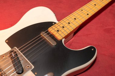 Vaduz, Lihtenştayn, 23 Aralık 2022 Japonya 'da üretilen büyük bir tremolo sistemiyle beyaz Fender Telecaster elektro gitar çekimi.