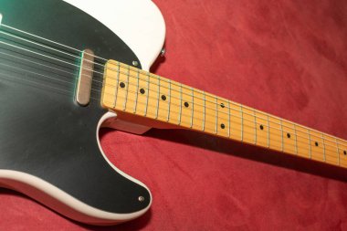 Vaduz, Lihtenştayn, 23 Aralık 2022 Japonya 'da üretilen büyük bir tremolo sistemiyle beyaz Fender Telecaster elektro gitar çekimi.