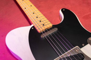 Vaduz, Lihtenştayn, 23 Aralık 2022 Japonya 'da üretilen büyük bir tremolo sistemiyle beyaz Fender Telecaster elektro gitar çekimi.
