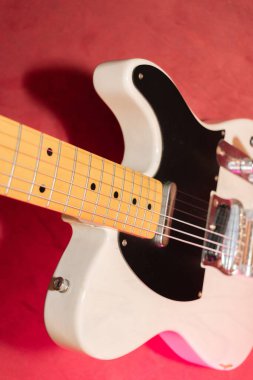 Vaduz, Lihtenştayn, 23 Aralık 2022 Japonya 'da üretilen büyük bir tremolo sistemiyle beyaz Fender Telecaster elektro gitar çekimi.