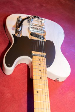 Vaduz, Lihtenştayn, 23 Aralık 2022 Japonya 'da üretilen büyük bir tremolo sistemiyle beyaz Fender Telecaster elektro gitar çekimi.