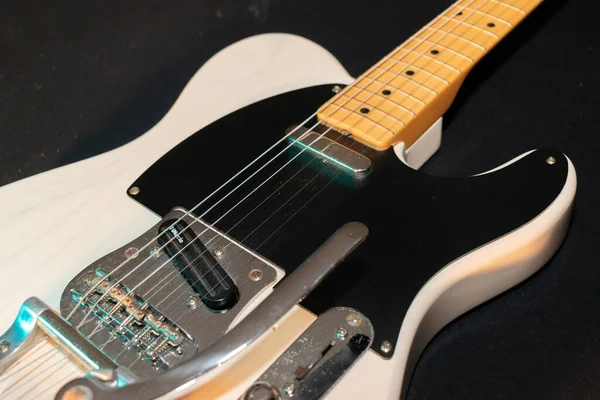 Vaduz, Lihtenştayn, 23 Aralık 2022 Japonya 'da üretilen büyük bir tremolo sistemiyle beyaz Fender Telecaster elektro gitar çekimi.