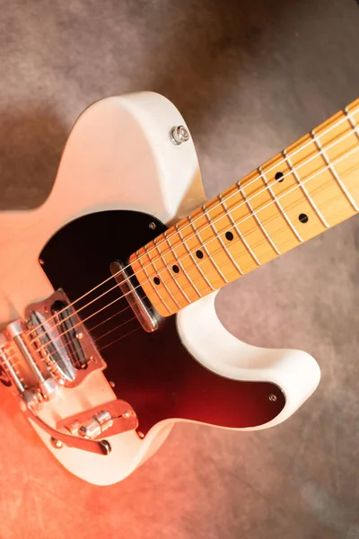 Vaduz, Lihtenştayn, 23 Aralık 2022 Japonya 'da üretilen büyük bir tremolo sistemiyle beyaz Fender Telecaster elektro gitar çekimi.