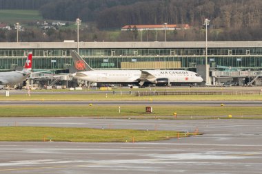 Zürih, İsviçre, 23 Aralık 2022 Air Canada Boeing 787-9 Dreamliner uçağı konumuna doğru ilerliyor.