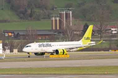 Zürih, İsviçre, 23 Aralık 2022 Hava Baltık Bombacısı CS-300 veya A220 uçağı konumuna doğru ilerliyor.