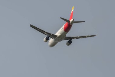 Zürih, İsviçre, 23 Aralık 2022 Iberia Airbus A320-214 pistten kalkıyor.