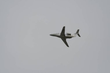 Zürih, İsviçre, 23 Aralık 2022 Raytheon 390 Premier iş uçağı 32 numaralı pistten kalkıyor.