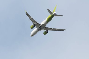 Zürih, İsviçre, 23 Aralık 2022 Hava Baltık Bombacısı CS-300 veya A220-300 uçağı 32 numaralı pistten kalkıyor.