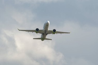 Zürih, İsviçre, 23 Aralık 2022 Hava Baltık Bombacısı CS-300 veya 32 numaralı pistten kalkan A220-300 uçağı